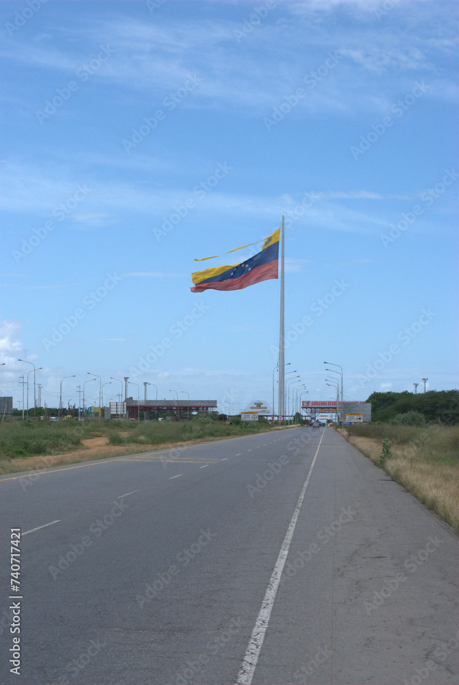 Fototapeta premium Alla a lo lejos la bandera como simbolo.