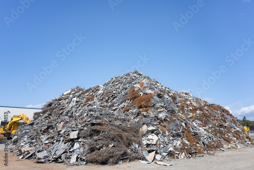 大量の産業廃棄物置き場 ごみ山 スクラップ
