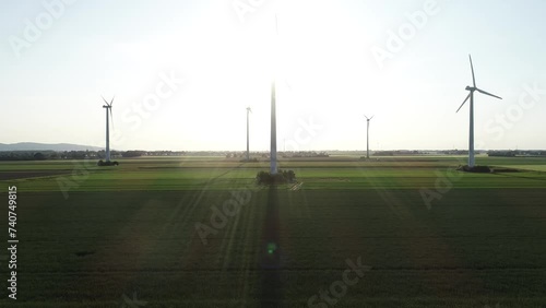 Windräder im Gegenlicht aus der Luft, Deutschland