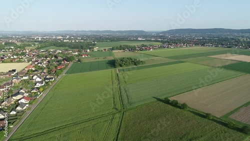 Luftaufnahme von Feldern mit einer Kleinstadt im Hintergrund