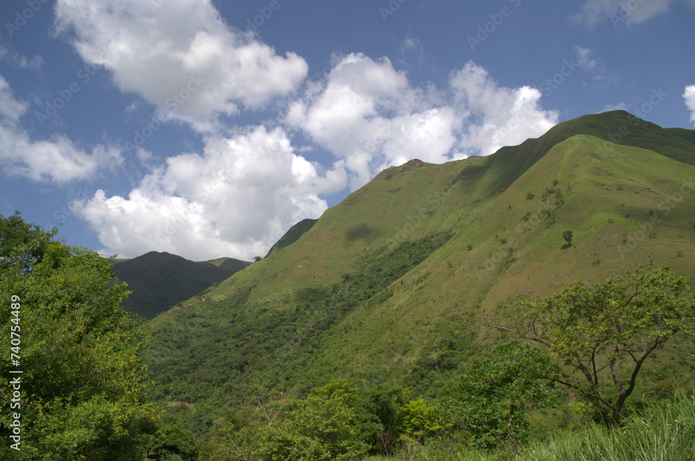 Naklejka premium Montañas,paisajes,todo lo que vemos desde nuestra ventana mientras viajamos.
