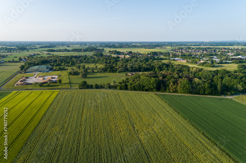 saftige Felder von oben aus der Luft, Deutschland © Christian Schwier