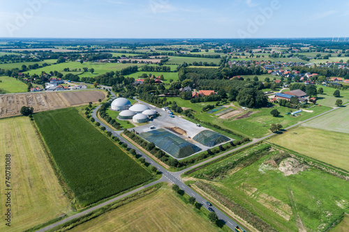 Biogasanlage mit Feldern und Siedlung aus der Luft, Deutschland