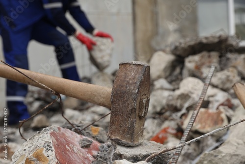 Quadro em tela Sledgehammer on pile of broken stones