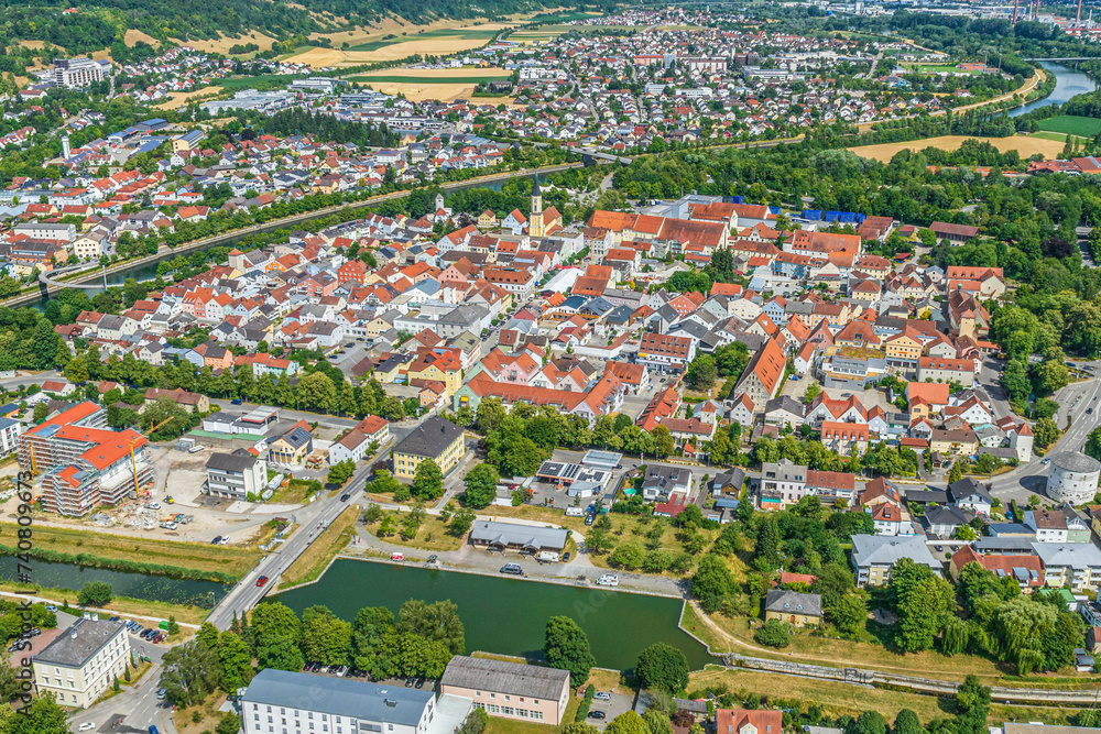 Ausblick auf die Altstadt von Kelheim im Donautal in Niederbayern