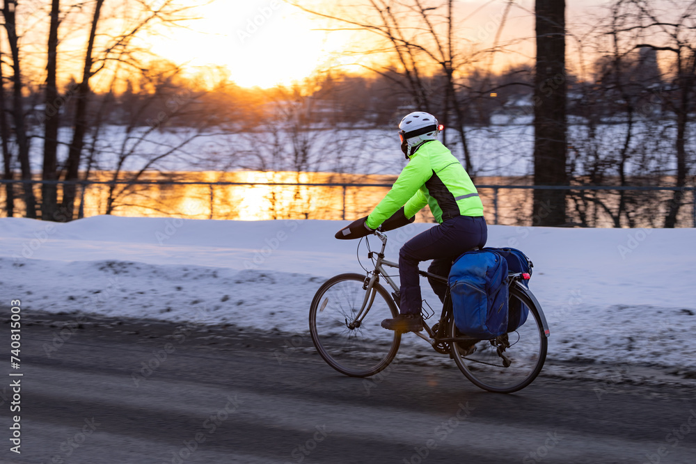 Femme à vélo par un matin d'hiver