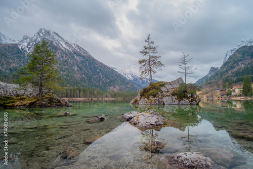 See mit Felsen Hintersee