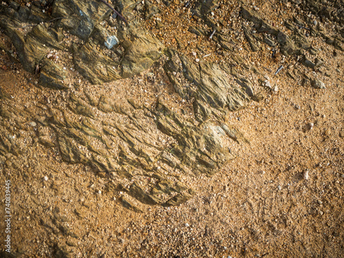 imagen detalle textura suelo de tierra con piedras con grietas enterradas