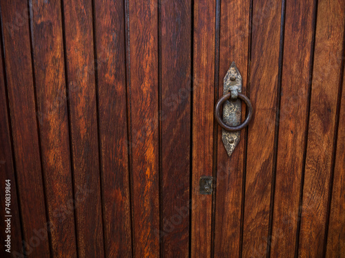 imagen detalle textura puerta de madera con el pomo de hierro © carles