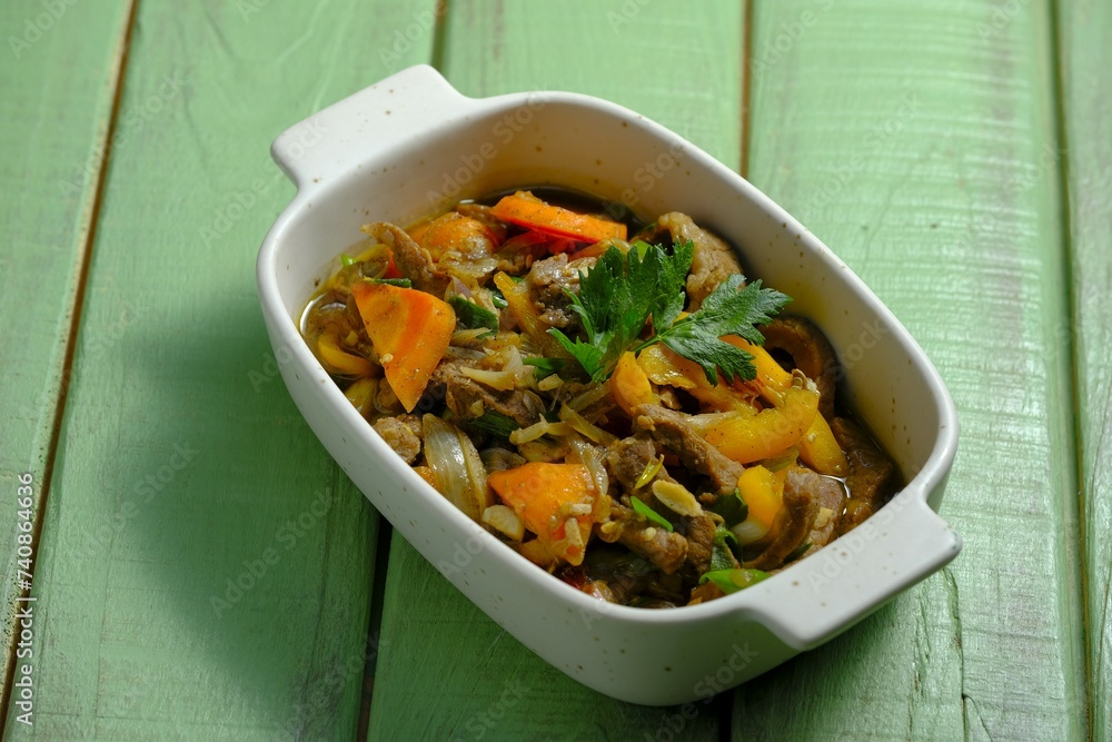 Delicious beef teriyaki, carrot and yellow peppers in rectangular bowl with on rustic background. Masakan Delicious beef teriyaki, carrot and yellow peppers in rectangular bowl with on rustic background. Masakan