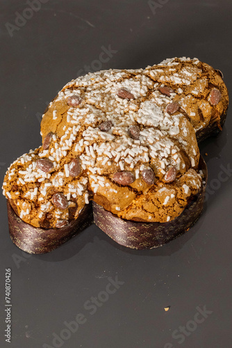 Tradizionale colomba pasquale ripiena di canditi e guarnita con granella di zucchero, pasta di mandorle e mandorle tostate