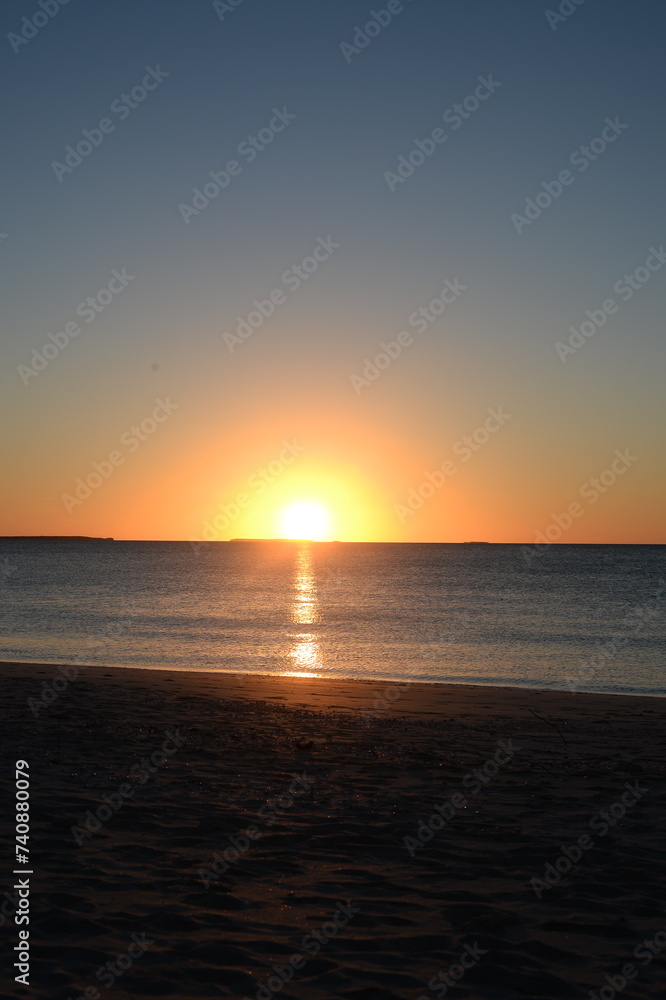 Ouvéa, coucher de soleil sur la plage, Nouvelle-Calédonie Ouvéa, coucher de soleil sur la plage, Nouvelle-Calédonie