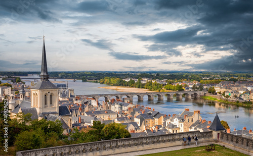 Paysage des bords de la Loire traversant la ville de Saumur en Anjou, France. photo