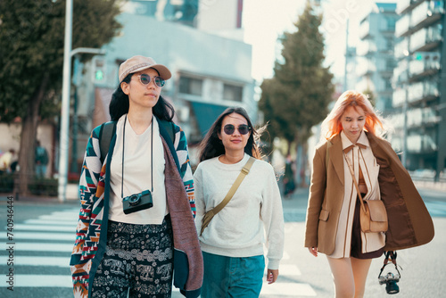 Asian woman friends shoppin...
