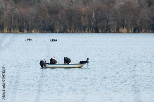 Angler mit einem Boot auf einem See