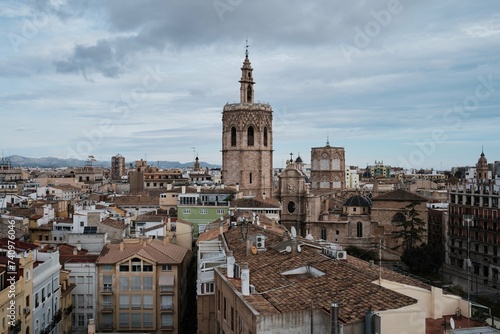 Vista aérea del barrio antiguo de Valencia, con el Miguelete sobresaliendo.
