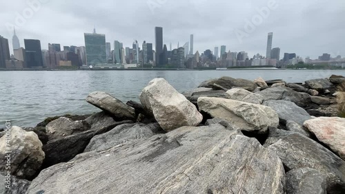 The New York skyline from the Long Island pier and observation deck is a large island that extends from the east of the Big Apple (USA).