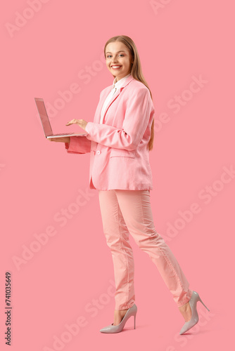 Young businesswoman with la...