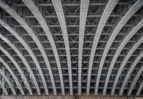 Obraz na płótnie View of Structure and beams under the Curved steel Bridge. Framework metal arches girder construction Underneath of Blackfriars Bridge, Riveted steel beams supporting bridge span, Space for text, Sele w salonie