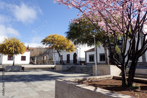 Santiago del Teide: Church square and typical houses.