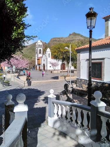 Santiago del Teide: Church square and typical houses.