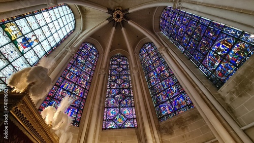 Vue des vitraux des chapelles de la cathédrale de Chartres photo