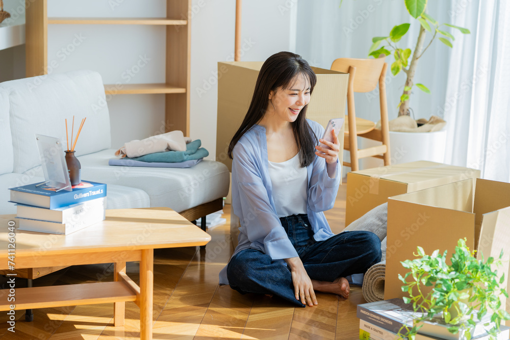 荷造りする若い女性 荷造りする若い女性