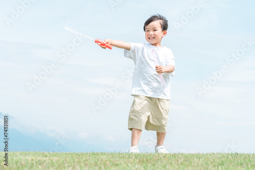 公園でシャボン玉で遊ぶ子供（ピクニック・キャンプ・アウトドア） 