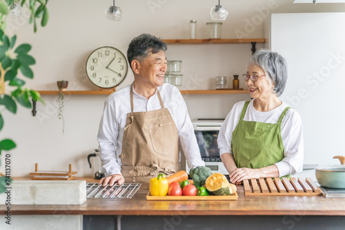 家で料理する日本人の高齢者夫婦（シニア老夫婦） 