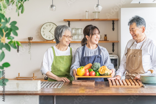 野菜を持つ高齢者夫婦と若い日本人（栄養士・ホームヘルパー・家事代行・介護）
 photo