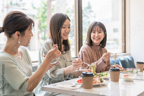 Obraz na płótnie 飲食店・レストラン・カフェで料理を食べる女友達・同僚・仲間・ママ友の女性たち 