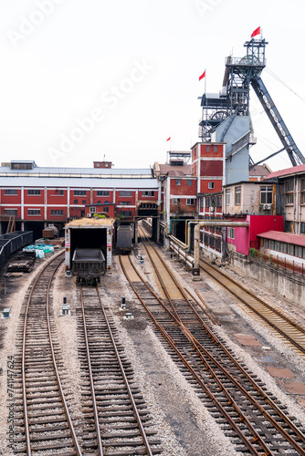 The plant and equipment of a coal mine © zhengzaishanchu