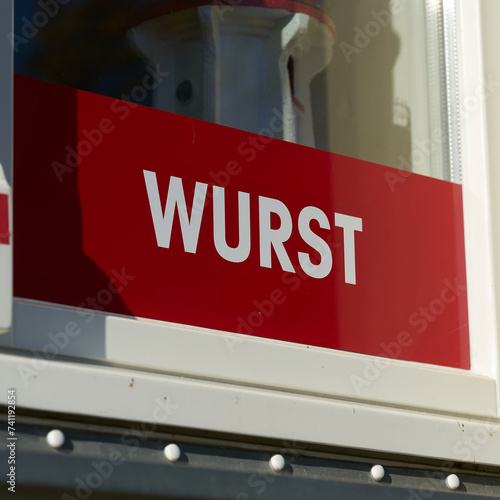 Schild mit der deutschen Aufschrift Wurst am Schaufenster einer Fleischerei