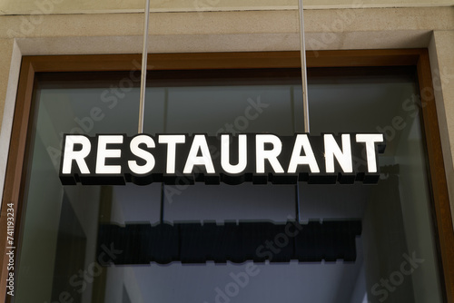 Schriftzug als Hinweis auf ein Restaurant in der Innenstadt von Berlin 
