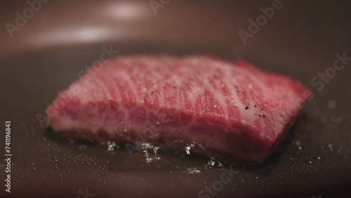 ステーキを焼いて裏返す