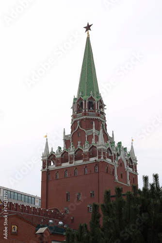 Fototapeta Naklejka Na Ścianę i Meble -  Spasskaya Tower of the Moscow Kremlin against the white sky