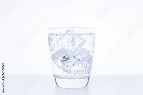 グラスに注がれた炭酸水