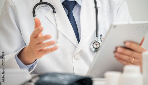 비대면진료를 하고있는 중년의 아시아인 의사