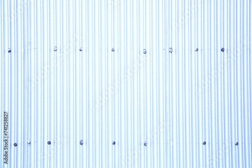 白いトタン外壁の波形模様
