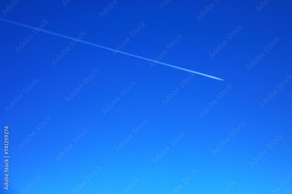 青空と飛行機雲
青空と飛行機雲