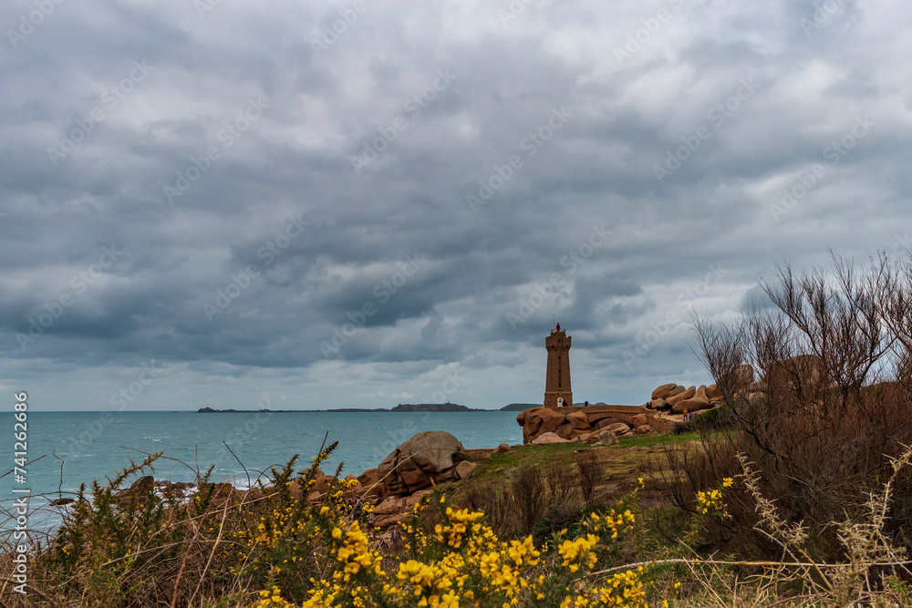 Φωτογραφία View of the Ploumanac'h lighthouse, under a threatening sky, located on the famous pink granite coast in Brittany