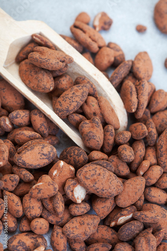 Fotografía Sunflower seeds dusted with cocoa for a delicious and healthy snack