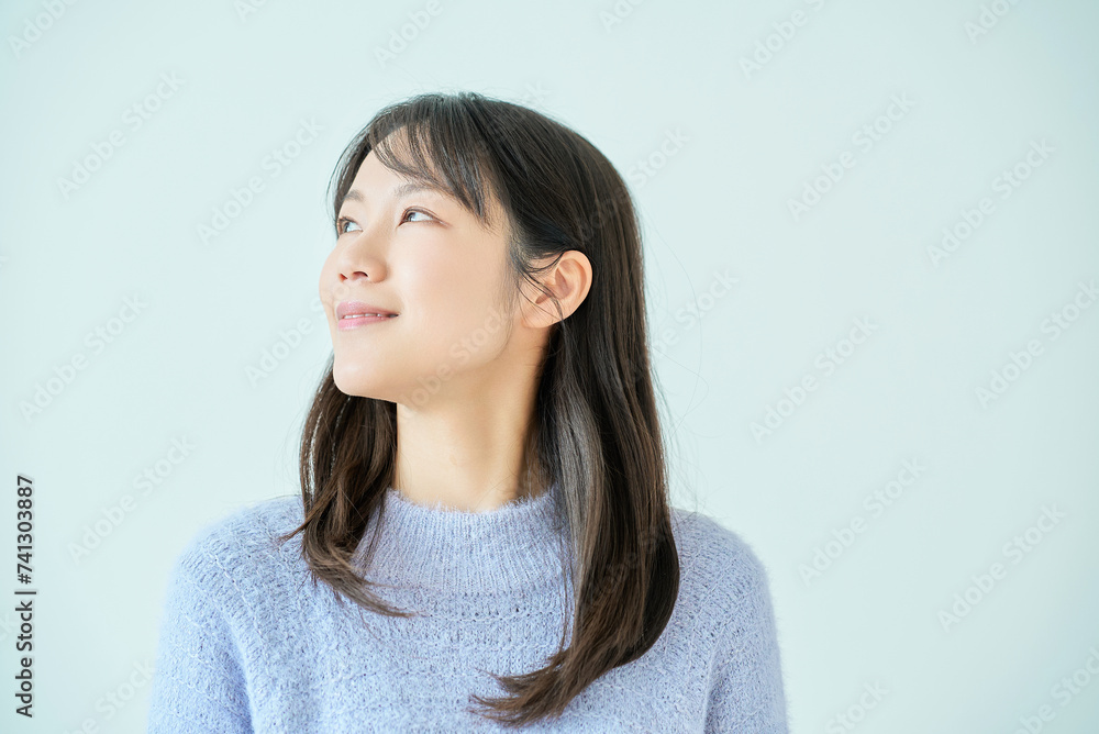微笑む若い女性と白い背景 微笑む若い女性と白い背景