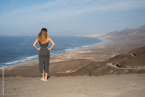 Mujer joven observando la grandeza la playa El Cofete, Fuerteventura. Momento único 