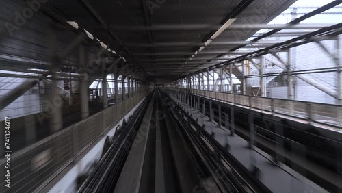 東京・レインボーブリッジを渡る