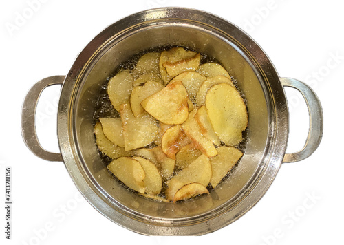 Chipsy ziemniaczane smażone na głębokim tłuszczu. Gotowanie w domu. Transparentne tło. Widok z góry.