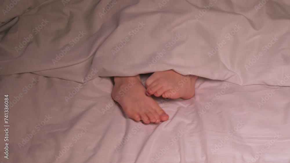 Vidéo Stock kid boy legs itching and scabies in bed in the bedroom in the evening. Restless baby