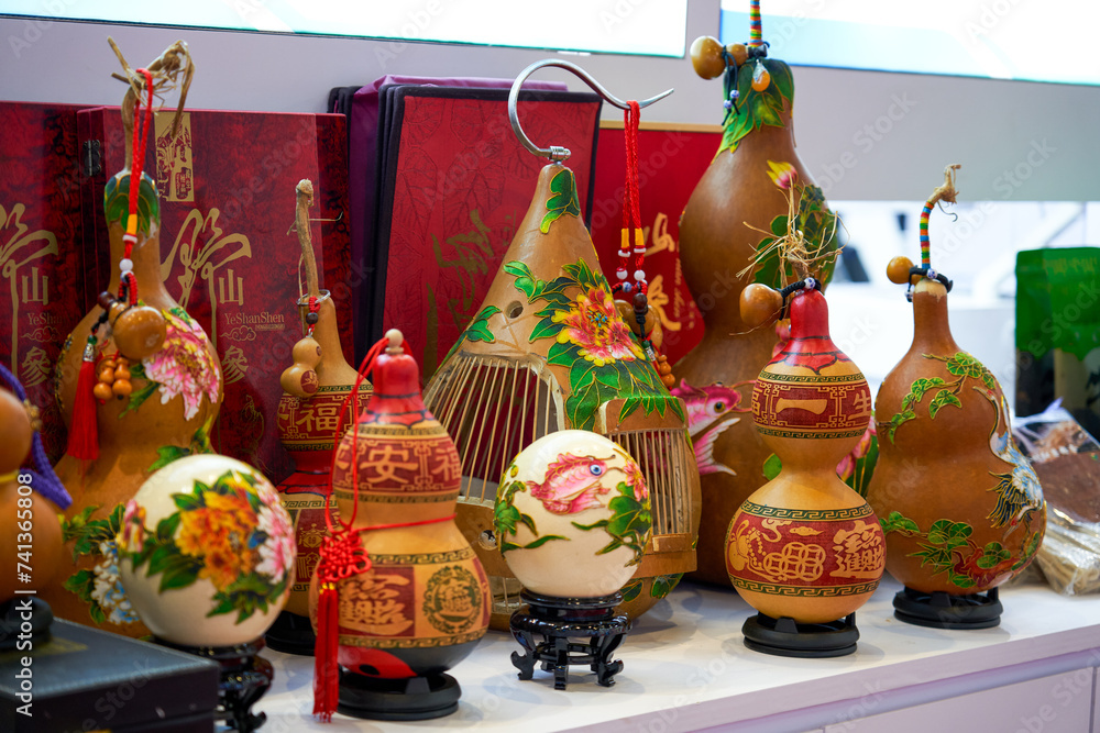 Handicrafts with traditional Chinese festival meanings, gourd carvings