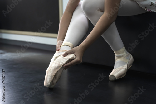 Obraz na płótnie Close up ballet dancer wearing pointe ballet shoes in rehearsal room
