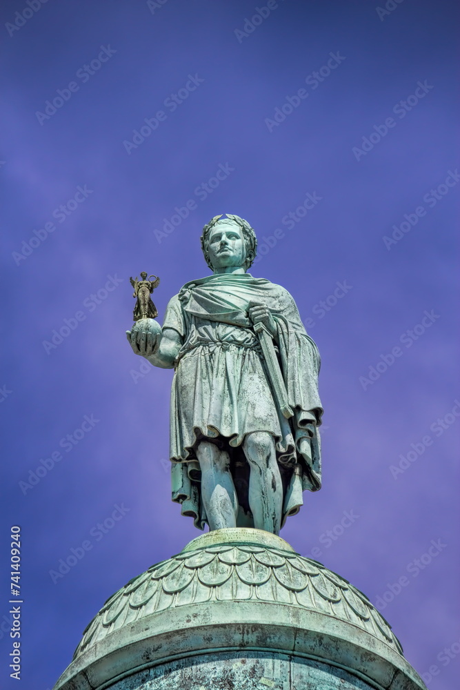 paris, frankreich - statue von napoleon am place vendome
